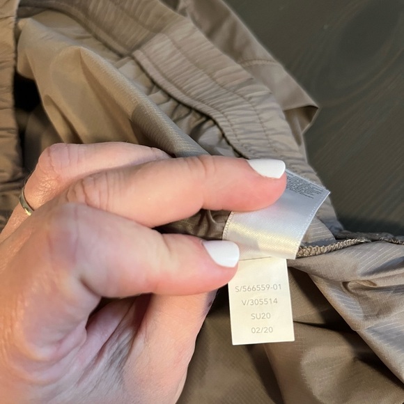 Athleta Women’s Run With It Lightweight Jacket - Picture 7 of 8